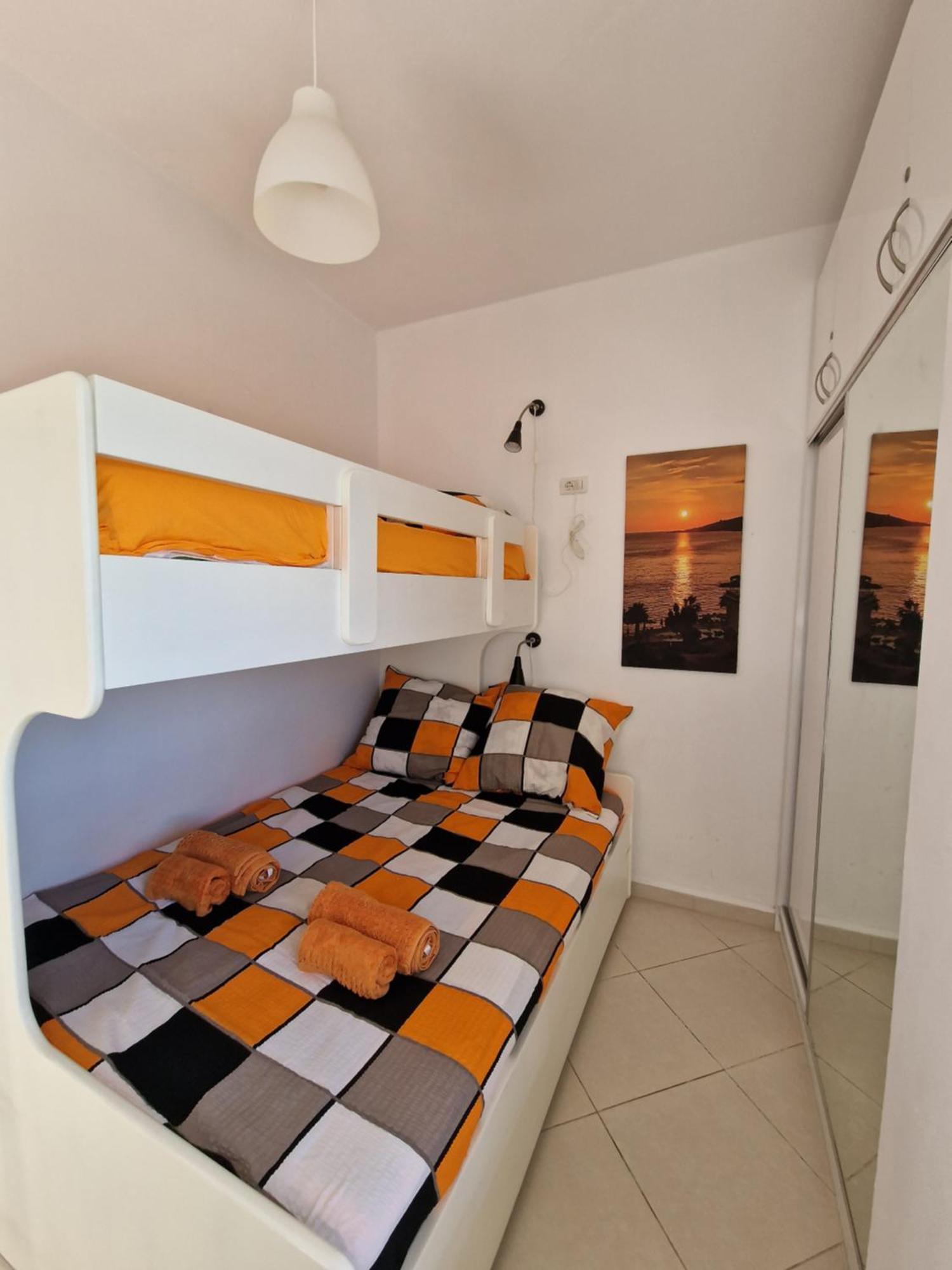 Orange Corner Apartment Sarandë Esterno foto